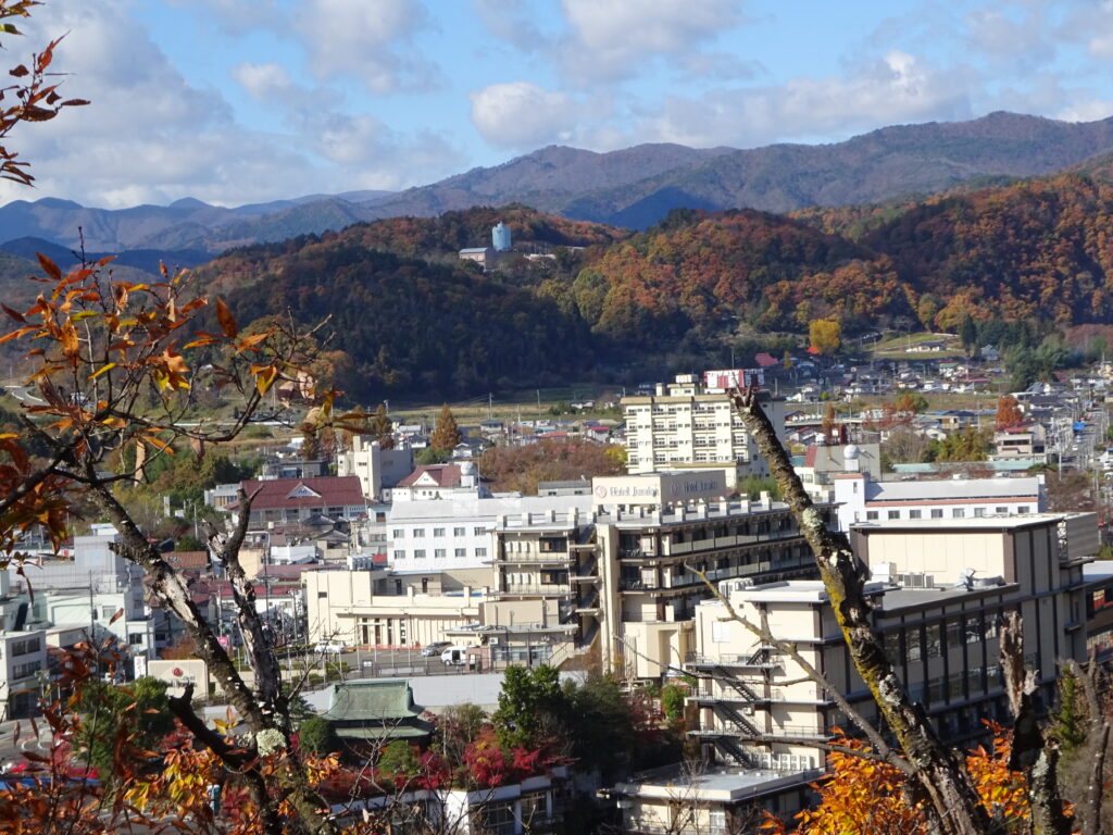 深まる秋の飯坂温泉街