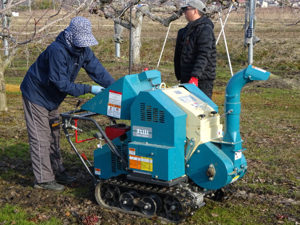 りんご剪定枝のチップ化作業